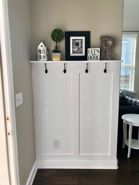 Wainscoting Coat Rack Entry Ways, Entry Way Behind Door Ideas, Wayne Scotting Walls Entryway, Built In Hall Tree Entryway Diy, Back Door Entry Ideas, Wainscoting Ideas Entryway, Diy Entry Way, Wainscotting Ideas, Board And Batten Diy