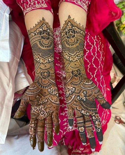 Latest Mehndi Designs Wedding, Traditional Henna Designs, Bridal Henna Design, Mehandhi Designs, Rajasthani Mehndi Designs, Front Mehndi Design, Beautiful Henna, Mehndi Designs For Kids, Simple Mehndi Designs Fingers