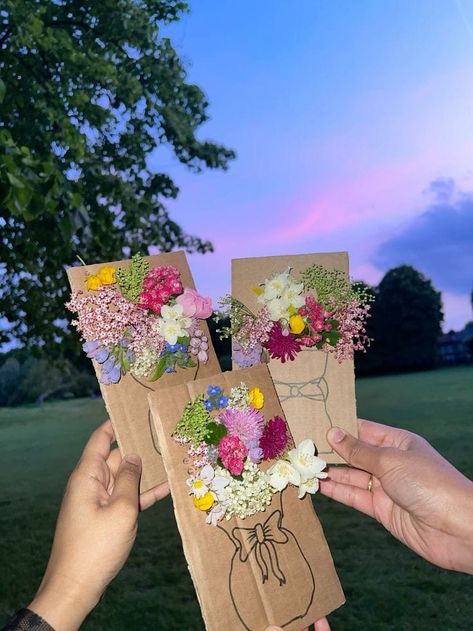 Friend Picnic, Make Your Own Bouquet, Sleepover Crafts, Art Dates, Sweet Sixteen Birthday Party Ideas, Pressed Flower Crafts, Best Friend Activities, Friend Crafts, Friend Activities