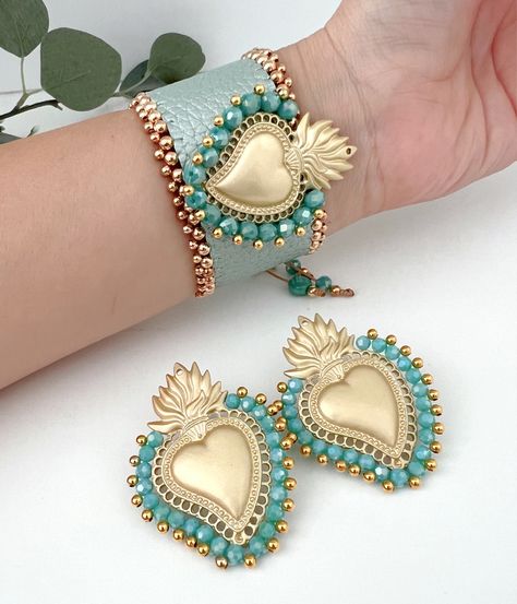 Sacred Heart Art, Sacred Jewelry, Jewelry Photoshoot, Beaded Necklace Diy, Easy Diy Jewelry, Earrings Turquoise, Handmade Heart, Earrings Inspiration, Handmade Wire Jewelry