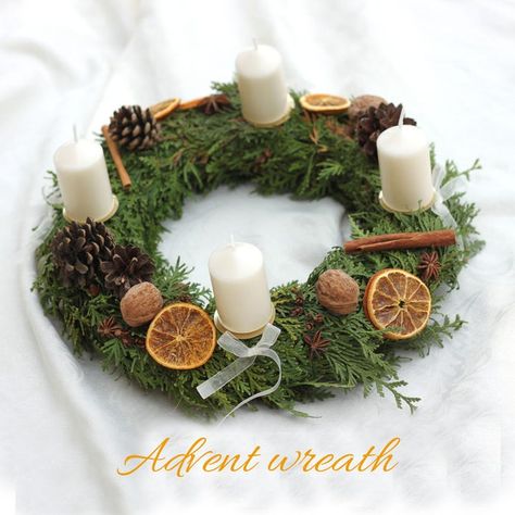 Green Advent Wreath, Advent Candles Meaning, Advent Wreath Diy, Advent Wreath Candles, Advent Diy, Christmas Advent Wreath, Xmas Deco, Christmas Themes Decorations, Advent Candles