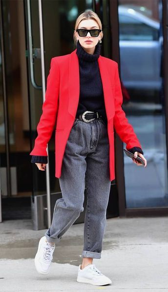 Red Blazer Outfit, Hailey Queen, Outfit Mit Blazer, Estilo Hailey Baldwin, Hailey Baldwin Style, Sneakers Mode, March 8, Red Blazer, Red Coat