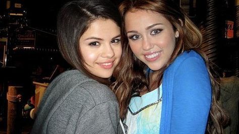 Miley Cyrus And Selena Gomez, 2000s Celebs, Miley Cyrus Selena Gomez, Selena Gomez Miley Cyrus, Old Miley Cyrus, Bff Aesthetic, 2014 Aesthetic, Fake World, Show Couples