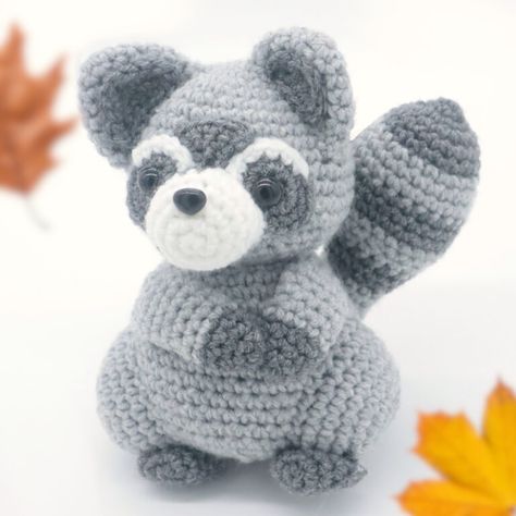 Raton laveur Amigurumi - Modèle de crochet gratuit - StringyDingDing Chat Crochet, 4mm Crochet Hook, Cat Amigurumi, Crochet Gratis, Crochet Animals Free Patterns, Medium Weight Yarn, Gnome Patterns, Square Crochet, Boho Headband