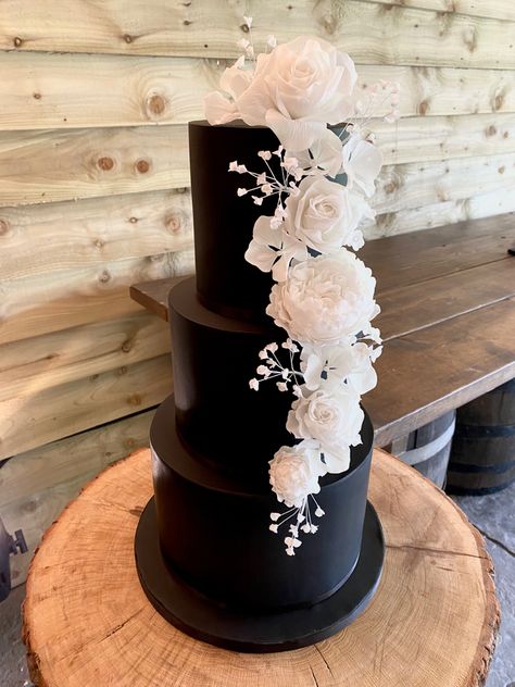 Black and white wedding cake Wedding Cakes Black, 4 Tier Wedding Cake, Black And White Wedding Cake, Tiered Cakes Birthday, Black And White Wedding Theme, Black Fondant, Fondant Wedding Cakes, Black Wedding Cakes, White Wedding Theme