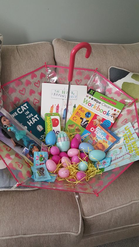 Umbrella Easter Basket, Creative Easter Basket Ideas, Umbrella Basket, Easter Basket Alternatives, Easter Basket Themes, Theme Baskets, Creative Easter Baskets, Girls Easter Basket, Basket Diy