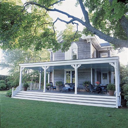 Portico Shabby Chic, Farmhouse Front Porch Ideas, House In The Hamptons, Retirement House, Building A Porch, Farmhouse Front Porches, Porch Steps, Farmhouse Porch, Farmhouse Front