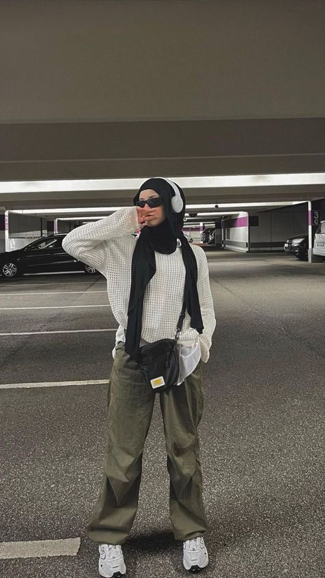 Green Parachute Pants Outfit Y2k, Summer Hijab Outfits Street Styles, Street Wear Hijab, Hijabi Summer Fits, Y2k Hijab, Cargo Pants Outfit Aesthetic, Cargo Outfits Women, Hijabi Streetwear, Hijab Fits