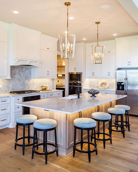 21 Ways to Redo Your Kitchen Cabinets Kitchen Center Island Ideas, Center Island Ideas, Space Above Cabinets, Kitchen Cabinets Upgrade, Feng Shui Kitchen, Replacing Cabinets, Redo Kitchen Cabinets, Kitchen Center Island, Cabinet Molding