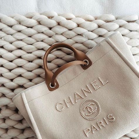 chanel tote bag Photo shared by Editorialist Magazine on July 02, 2020 tagging @consciencecoupable. #chanel #handbag Tas Chanel, Tas Hermes, Pearl Logo, Chanel Cruise, Chanel Pearls, Tas Fashion, Fancy Bags, Luxury Purses, Ținută Casual