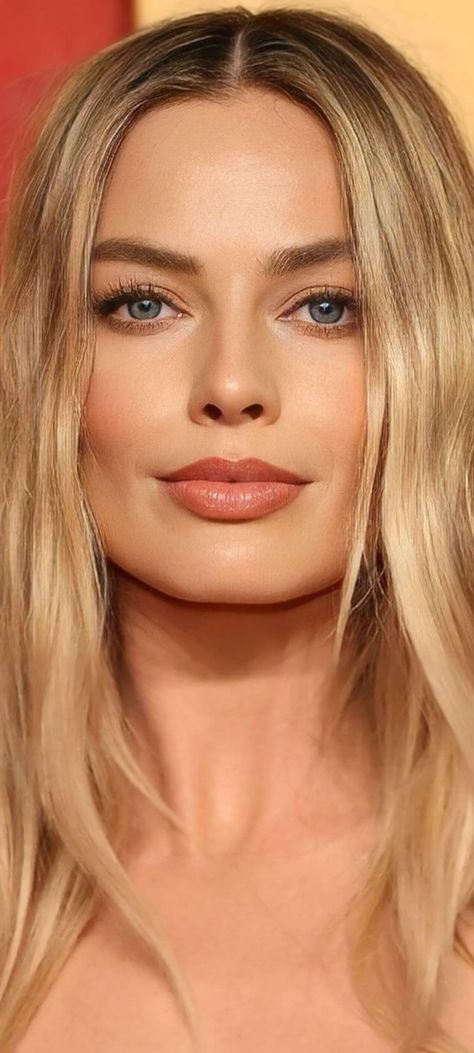 Margot Robbie Red Lipstick, Margot Robbie Color Pallet, Margot Robbie Halloween Costume, Margot Robbie Portrait, Margot Robbie Halloween, Margot Robbie Aesthetic, Celebrity Lips, Margot Robbie Photoshoot, Margaret Robbie