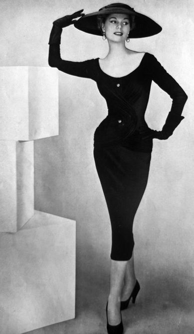 La Femme Chic, 1956.                                                                                                                                                      Más Jacques Fath, Pin Up Vintage, Vintage Suit, Fifties Fashion, Look Retro, Fashion 1950s, Vintage Fashion Photography, Plus Size Vintage, Vintage Couture