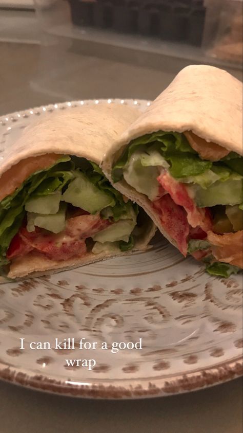 Ingredients:
-Tortilla 
-Tomato 
-Cucumber 
-Salmon 
-Sauce Breakfast Wrap Aesthetic, Veggie Wrap Aesthetic, Salmon Tortilla Wrap, Wrap Aesthetic Food, Tortilla Aesthetic, Wraps Aesthetic, Wrap Aesthetic, Wraps Recipes Healthy, Tortilla Wrap