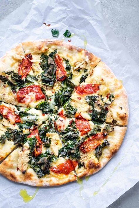 Crispy Kale, Roasted Tomato, and Vegan Chicken White Sauce Pizza White Sauce Pizza, Garlic White Sauce, Pizza Dips, Chicken White Sauce, Seitan Chicken, White Pizza Sauce, Resep Pizza, Crispy Kale, Pizza Vegana