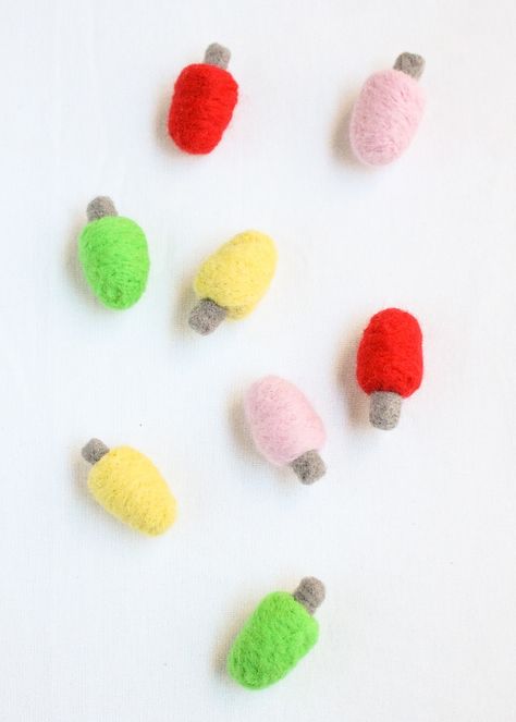 Christmas Crafting: DIY Felt Christmas Lights Garland -Beau-coup Blog Light Garland Diy, Christmas Light Garland, Felting Christmas, Diy Felt Christmas, Christmas Lights Garland, Diy Christmas Garland, Needle Felting Diy, Garland Diy, Needle Felted Christmas