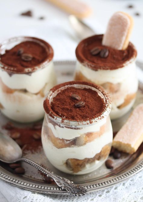 Tiramisu Jar, Dessert Shooters Recipes, Tiramisu Cups, Easy Tiramisu, Dessert Cups Recipes, Mason Jar Desserts, Parfait Cups, Dessert Shooters, Italian Cakes