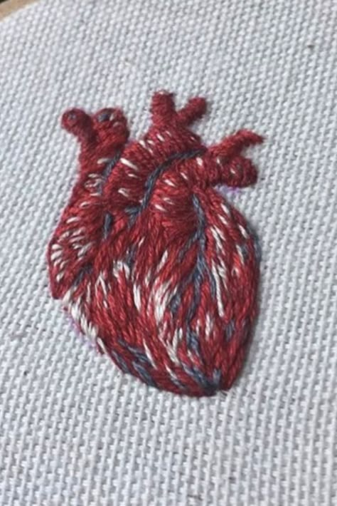 Anatomical Heart Embroidery Pattern, Dark Embroidery Ideas, Embroidery Gothic Design, Anatomic Heart Embroidery, Creepy Embroidery Ideas, Emo Embroidery Ideas, Jean Embroidery Grunge, Embroidery Aesthetic Ideas, Goth Embroidery Ideas