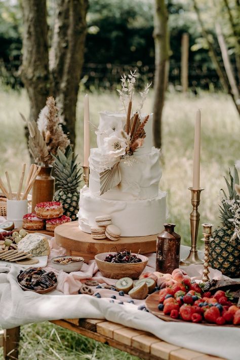 Country Wedding Cake Table, Cottage Core Dessert Table, Table Cake Wedding, Brides Cake Table Ideas, Wedding Pastry Table Ideas, Boho Dessert Table Wedding, Boho Cake Table, Boho Wedding Cake Table, Boho Wedding Dessert Table