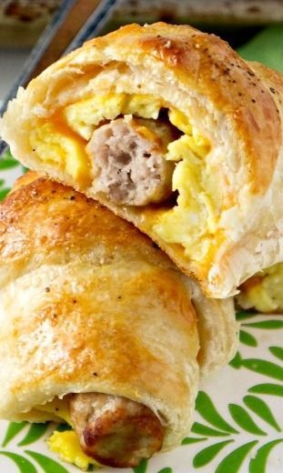 Sausage, Egg, and Cheese Breakfast Roll-Ups - canned crescent rolls, sausage links, and scrambled eggs rolled into a breakfast treat! Breakfast Roll Ups, Breakfast Roll, Eggs Cheese Breakfast, Menu Sarapan Sehat, Egg Benedict, Breakfast Rolls, Cheese Breakfast, Egg Cheese, Breakfast And Brunch