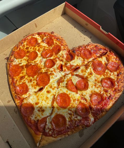 Heart Shaped Pizza, Cute Pizza, I Want Food, Interracial Relationships, Food Babe, Yummy Comfort Food, Summer Ideas, Cute Heart, Unhealthy Food