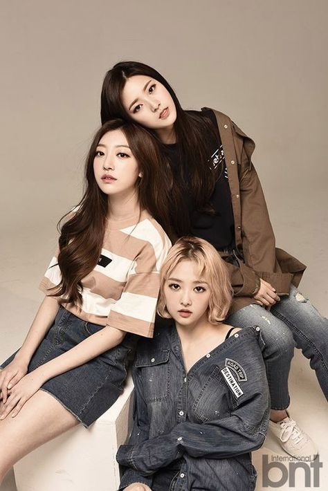 Sonamoo Newsun, Group Photo Poses, Group Picture Poses, Summer Shoot, Sisters Photoshoot Poses, Group Photography Poses, Friendship Photoshoot, Family Portrait Poses, Sisters Photoshoot