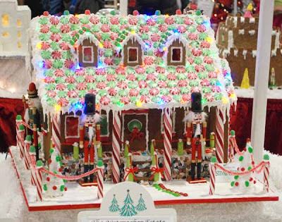 Nutcracker Gingerbread, Cool Gingerbread Houses, Gingerbread House Template, House Fence, Festival Of Trees, Jar Of Hearts, All Things Gingerbread, Gingerbread Party, Gingerbread Village