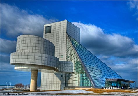 Rock and Roll Hall of Fame and Museum (Ohio, USA) Rock And Roll Hall Of Fame Museum, Cleveland Architecture, Lake Eerie, Ohio Buckeye Tree, Usa Architecture, Road Trip With Dog, Cleveland Rocks, Downtown Cleveland, Unusual Buildings