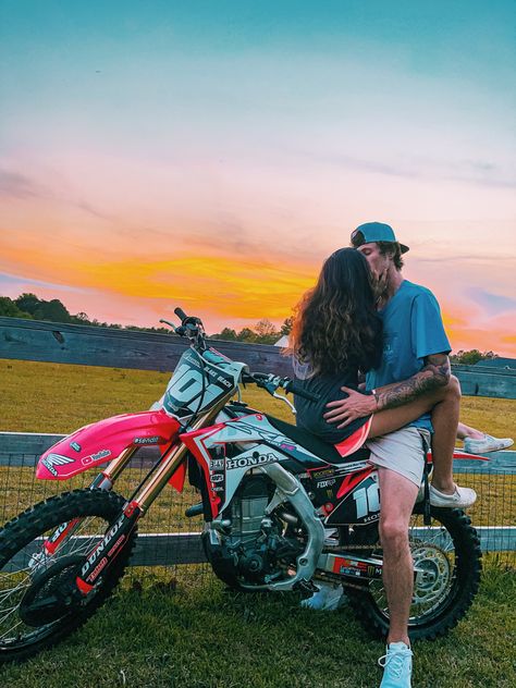 #motocross #mx #dirtbike #motocrosslife #motocouple #couple #goals #sunset #mxcouple Motocross Couple, Country Couple Pictures, Country Relationship Goals, Country Relationships, Country Couple, Bike Couple, Cute Country Couples, Motocross Love, Image Moto