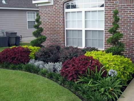 Front Landscaping Design, Landscape Ideas Front Yard Curb Appeal, Garden Front Of House, Porch Landscaping, Cheap Landscaping Ideas, Small Yard Landscaping, Front Garden Landscape, Small Front Yard Landscaping, Front Yard Garden Design