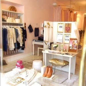 Small Boutique Interior, Fitting Rooms, Fashion Design Inspiration, White Boutique, Boutique Display, Boutique Ideas, Interior Vintage, Boutique Interior Design, Boutique Decor