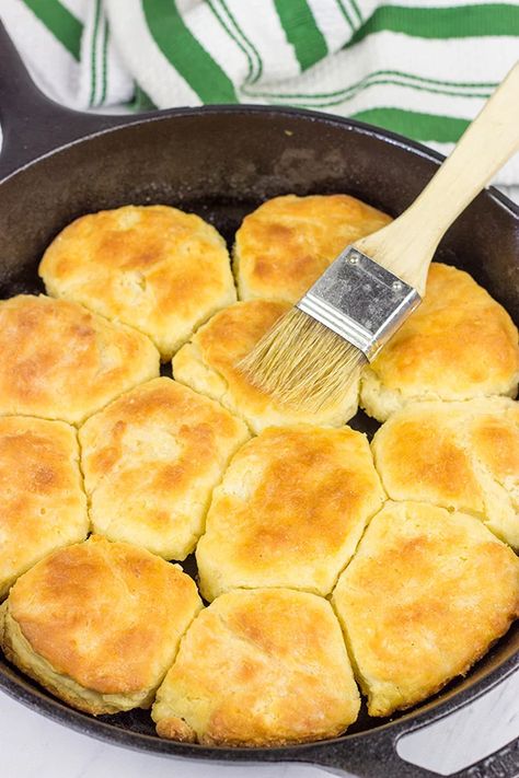 Iron Skillet Biscuits, Skillet Biscuits, Best Biscuit Recipe, Easy Homemade Biscuits, Cast Iron Skillet Cooking, Buttermilk Biscuits Recipe, Iron Skillet Recipes, Cast Iron Skillet Recipes, Biscuits Easy