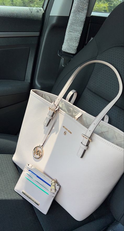 Handbag Aesthetic School, Cute School Purse, Cute Bags For College, School Handbag Aesthetic, Michael Kors Handbags Aesthetic, Tote Bag For College Students, School Purse Bags, Purses For School, Totes For School