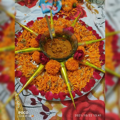 Haldi Ceremony Thali Decoration, 25th Anniversary Mehendi Designs, Mehendi Thali Decor Ideas, Mehendi Ceremony Decorations, Mehendi Thali, Haldi Thali Decoration Ideas, Haldi Thali, Haldi Photography Ideas, Haldi Decoration Ideas