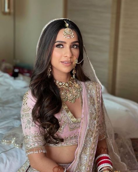 Rhea Nagpal | Bridal Makeup on Instagram: "Royal, Minimal & Graceful 🤍 3 words that come to my mind to describe Leher’s gorgeous Anand Karaj look 🌸 Makeup @makeupbyrheanagpal Hair @hairbyanishanagpal Bride @leherkochhar Outfit @manishmalhotraworld @manishmalhotra05 Styling @styledbyrashikapur" Anand Karaj Bride Makeup, Bridal Phera Hairstyle, Lehenga Hairstyles For Bride, Open Hair On Lehenga, Bridal Hair Reception, Indian Bridal Minimal Makeup, Indian Bride Open Hair With Veil, Indian Bridal Hairstyles Open Hair, Bridal Hair Down Indian