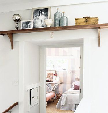 Above the door storage Old Apartments, Diy Casa, Door Shelves, Old Cottage, Home Goods Decor, Interior Modern, Cottage Living, Architecture Project, Bedroom Apartment