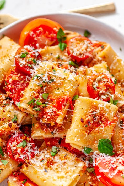 Late Summer Pasta, Dinner Party Pasta Dishes, Bacon And Tomato Recipes, Light Tomato Pasta, Tomato Recipes Summer, Late Summer Dinner Recipes, Light Recipes For Summer, Heirloom Tomatoes Recipes Pasta, Easy Summer Pasta Recipes