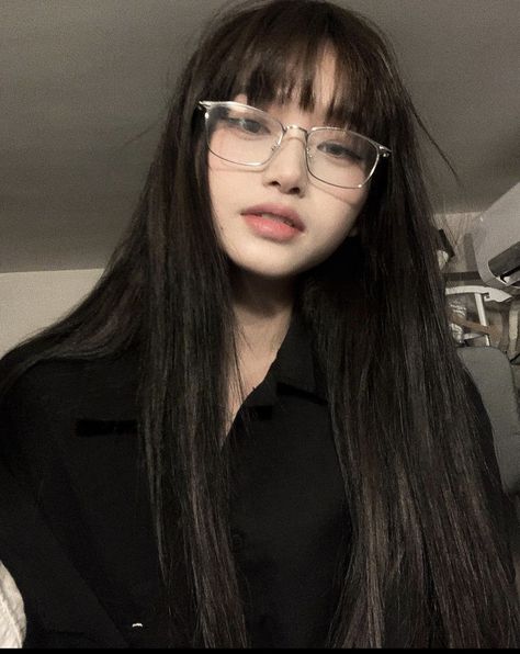 Ulzzang Girl Aesthetic, Bangs And Glasses, People With Glasses, Glasses Frames Trendy, Glasses Inspiration, Girl Eating, Tattoo Makeup, Glasses Cute, Aesthetic Korean