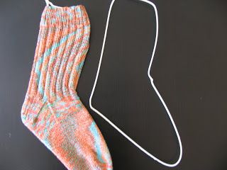 Pegs & Needles: Fun with coat hangers - or DIY sock blockers! Diy Grippy Socks, Diy Sock Blockers, Diy Boot Socks, Reinforced Heel Socks, Darning Wool Socks, Diy Wool, Diy Socks, Wool Socks, Coat Hanger