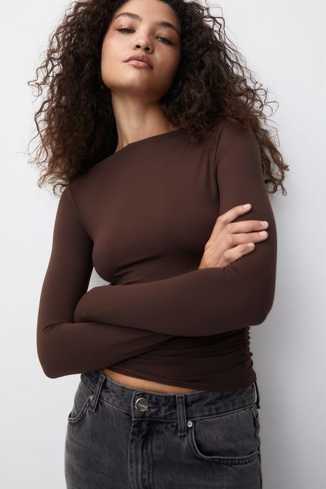 Gathered polyamide T-shirt Brown Tshirt Outfit Women, Brown Longsleeves Outfit, Brown Tshirt Outfit, Longsleeves Outfit, Tshirt Outfit, Outfits Woman, Brown Tshirt, Smart Trousers, Pull N Bear