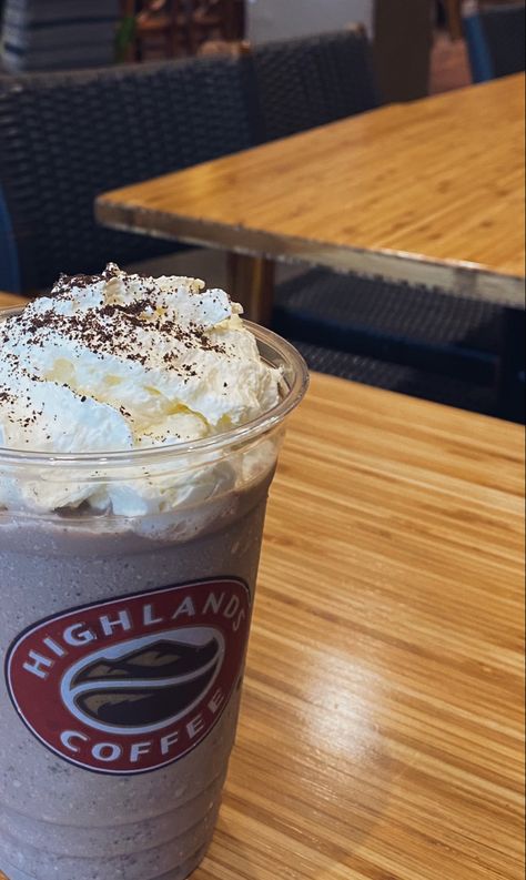 #highland #coffee #freeze #cookies #caramel Freeze Cookies, Highland Coffee, Highlands Coffee, Frozen Cookies, Caramel, Frozen, Drinks, Coffee, Collage