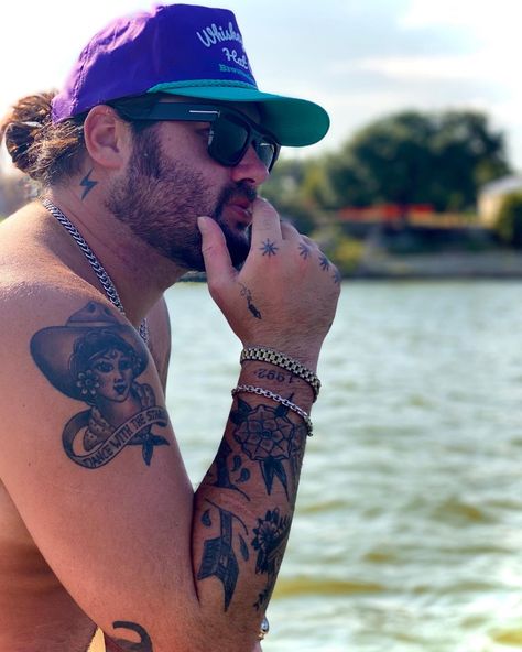 Koe Wetzel Fyfg Tattoo, Koe Wetzel Tattoos, Knee Tats, Takuache Outfits, Takuache Outfits Guys, Outfits Guys, Koe Wetzel, Best Country Singers, Texas Country