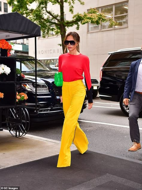 Yellow Trousers Outfit, Yellow Pants Outfit, Colour Blocking Fashion, Victoria Beckham Outfits, Victoria Beckham Style, Color Blocking Outfits, Color Combinations For Clothes, Wearing Color, Yellow Pants