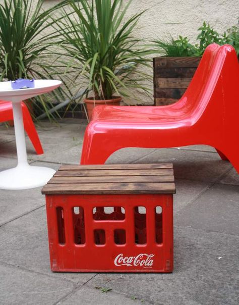 Side table / stool made from vintage coke bottle crate and bed slats. Kursi Ban, Crate Stools, Side Table Stool, Homemade Modern, Beer Crate, Crate Table, Wood Table Diy, Vintage Coke, Plastic Crates