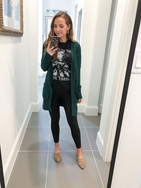 leather leggings outfits with cardigan Salon Business Casual Outfits, Cardigan With Leggings Outfit, Work Leggings Outfit, Work Outfits With Leggings, Leggings And Cardigan Outfit, Black Leggings Outfit Spring, Leggings Outfit Work, Salon Outfit Ideas Stylists, Column Dressing