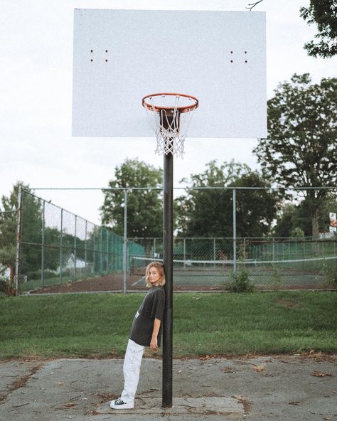 Basketball Park Photoshoot, Basketball Court Photoshoot Ideas, Basketball Aesthetic Photoshoot, Editorial Basketball Photoshoot, Vintage Basketball Photoshoot, Photoshoot On Basketball Court, Basketball Street Photography, Basketball Court Fashion Shoot, Photo Shoot Ideas Street