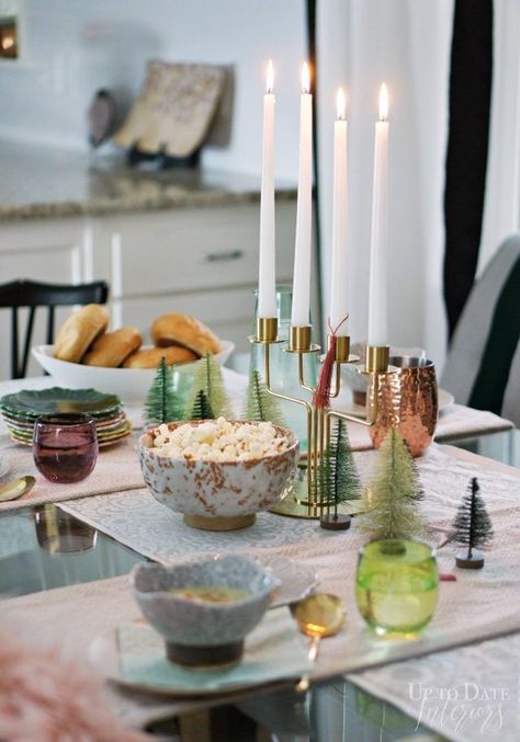 Throw an Apres Ski themed party for your next winter dinner get together with a chic and glam tablesetting and bar cart. Ski Themed Party, Winter Engagement Party, Dining Room Table Settings, Diy Summer Decor, Ski Party, Cozy Winter Decor, Glam Table, Ski Lodge Decor, Summer Table Settings