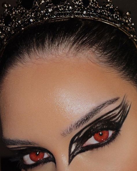 Black Sawn Make Up, Black Swan Editorial, Black And White Swan Makeup, Dark Swan Makeup, Black Swan Costume Makeup, Black Swan Eye Makeup, Halloween Prosthetic Makeup, Black Swan Make Up, Celebrity Costumes Ideas