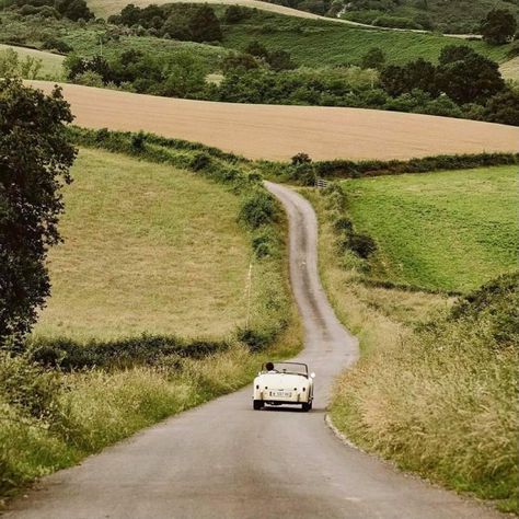 Italian Countryside, Countryside House, My Funny Valentine, French Countryside, Italian Summer, English Countryside, Open Road, Country Road, Travel Inspo