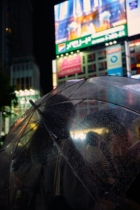 A woman holding her transparent umbrella in the 22rd hour in shibuya, japan. Tokyo Rain Aesthetic, Shibuya Night, Tokyo Rain, Rain Street, Rain Night, Angel Princess, Rain Umbrella, Rainy Night, Aesthetic Vibes