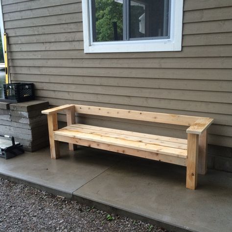 Diy Wood Bench Outdoor Fire Pits, Outdoor Diy Bench Seating, Diy Fence Board Projects, Cedar Benches Outdoor, Diy Bench With Back, Wooden Benches Outdoor, Wooden Bench Diy, Easy Diy Wood Projects, Homemade Bench